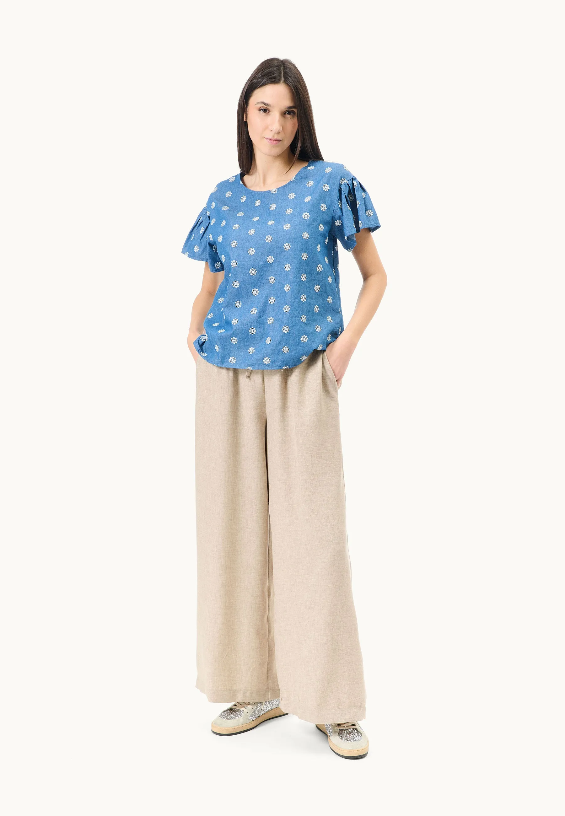 Blusa con fiori ricamati